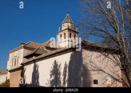 La chiesa di Santa María de la Alhambra progettata da Juan de Herrera e Juan de Orea e costruito nel 1581-1618 da Ambrosio de Vico sul sito della Grande Moschea (Mezquita Mayor) nel complesso dell'Alhambra di Granada, Andalusia, Spagna. Foto Stock