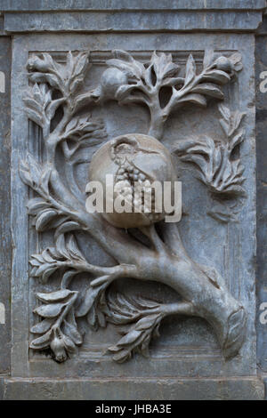 Melograno come simbolo di Granada raffigurata sulla Fontana di Carlo V (Pilar de Carlos V) progettato dal Rinascimento Spagnolo architetto Pedro MACHUCA (2004) (1545) accanto alla porta di giustizia (Puerta de la Justicia) nel complesso del palazzo dell'Alhambra di Granada, Andalusia, Spagna. Foto Stock