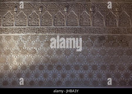 Arabesque parete decorazione nella Reception Hall (Sala de recepción) nel Mexuar nel complesso di palazzi Nasrid (Palacios Nazaríes) nell'Alhambra di Granada, Andalusia, Spagna. Foto Stock