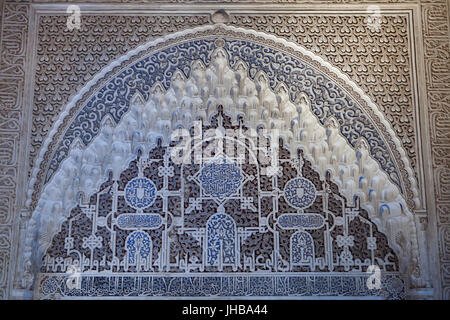 Arabesque decorazione nell'Daraxa il Mirador (Mirador de Daraxa) nel Palazzo dei Leoni (Palacio de Los Leones) nel complesso di palazzi Nasrid (Palacios Nazaríes) nell'Alhambra di Granada, Andalusia, Spagna. Foto Stock