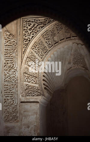 Mihrab nella Hall dell'imbarcazione (Sala de la Barca) nel Palazzo di Comares (Palacio de Comares) nel complesso di palazzi Nasrid (Palacios Nazaríes) nell'Alhambra di Granada, Andalusia, Spagna. Foto Stock