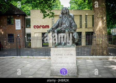 Thomas Coram statua da William McMillan, 1963, Brunswick Square, London, Regno Unito Foto Stock