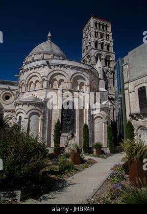 La cattedrale di St Pierre in Angoulême, Francia Foto Stock