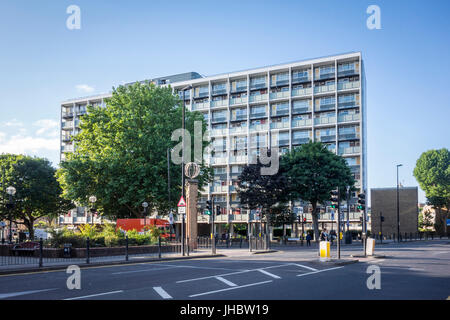 Alloggi sociali in città del globo, Cambridge Heath Road, Bethnal Green, Tower Hamlets, East London, Regno Unito Foto Stock