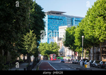 Vista del Royal Hospital di Londra lungo un107 Cambridge Heath Road, Bethnal Green, East London, Regno Unito Foto Stock