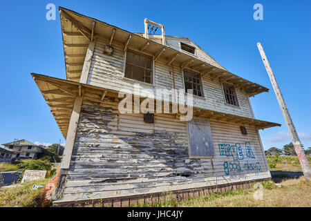Close-up di vacante decaduta a casa con soffiata fuori windows Foto Stock