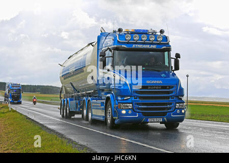 JALASJARVI, Finlandia - 11 agosto 2016 : Scania T580 semi autobotte 2015 di Ab Bengt Forsgards Akeri prende parte al convoglio di camion che per l annuale Foto Stock