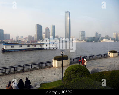 Persone in bund waterfront Hangpu River Shanghai in Cina Foto Stock