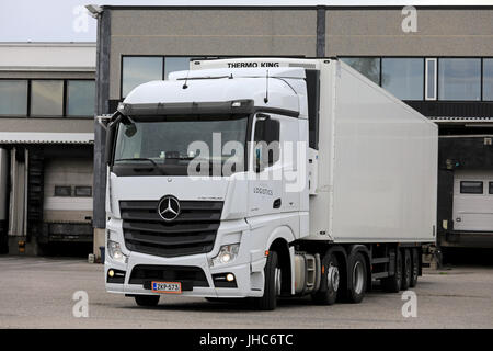 SALO, Finlandia - 18 giugno 2017: Bianco Mercedes-Benz Actros 2548 semi rimorchio regfrigerated di Logistica Kovanen Oy sulla zona di carico del magazzino. Foto Stock