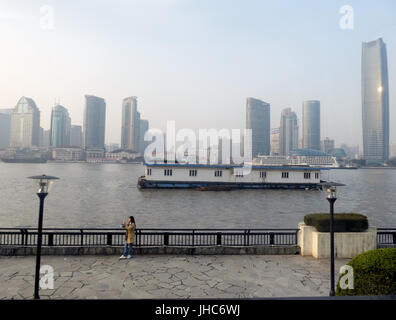 Donna foto scattata nella Bund waterfront Hangpu River Shanghai in Cina Foto Stock