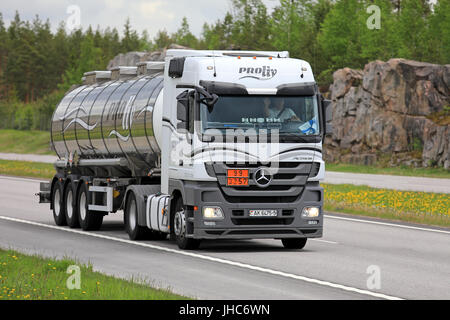 PAIMIO, Finlandia - 9 giugno 2017: Bianco Mercedes-Benz Actros semi autobotte di ProLiv trasporta merci lungo l autostrada nel sud della Finlandia in estate. Th Foto Stock