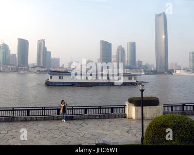 Donna foto scattata nella Bund waterfront Hangpu River Shanghai in Cina Foto Stock