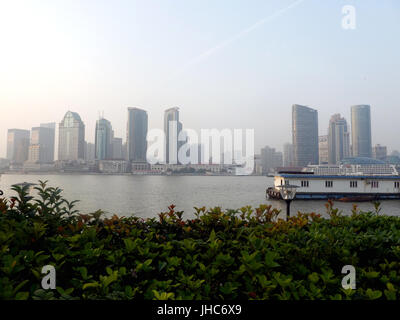Il Bund waterfront Hangpu River Shanghai in Cina Foto Stock