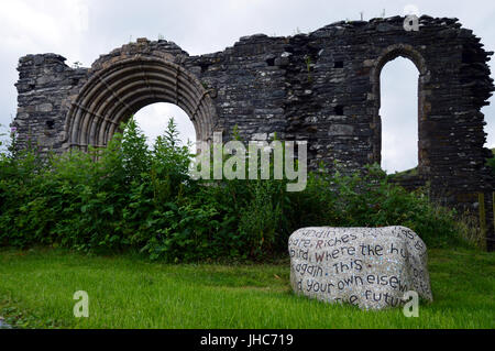 Parole di una poesia di Gwyneth Lewis inscritto in mosaico su un masso a Strata Florida Abbey, vicino Tregaron, Ceredigion, Galles Foto Stock