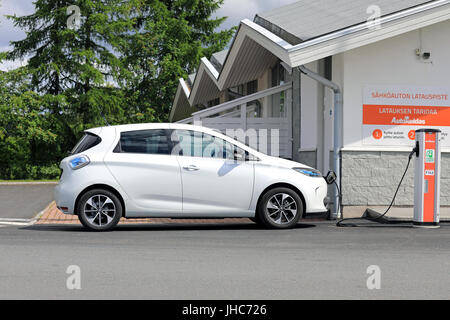 FORSSA, Finlandia - 23 giugno 2017: Bianco Renault Zoe ZE 40 auto elettrica è in fase di ricarica batteria presso una stazione di servizio. Le 5 porte hatchback ZE 40 ha una batteria Foto Stock