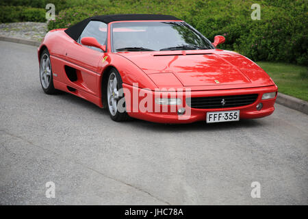 SALO, Finlandia - 18 giugno 2017: Rosso Ferrari cabrio parcheggiata sul lato del parcheggio all'estate. Foto Stock