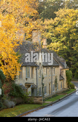 Linea di Cotswold cottage in pietra in autunno, ampia Campden, Cotswolds, Gloucestershire, England, Regno Unito, Europa Foto Stock