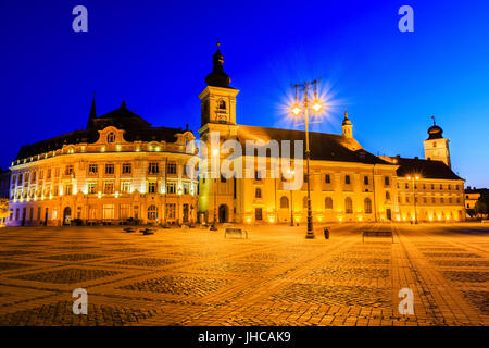 Sibiu, Romania.grande piazza (Piata Mare) con il Municipio e la cattedrale in Transilvania. Foto Stock