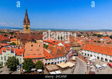 Sibiu, Romania.vecchi tetti della cattedrale luterana la torre e la piccola piazza (Piata mica). Foto Stock