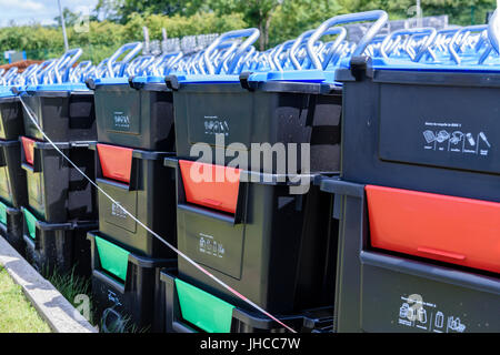 Il riciclaggio impennata di cassonetti con tre scomparti al consiglio un centro di riciclaggio, pronti per essere distribuiti alle case locali. Foto Stock