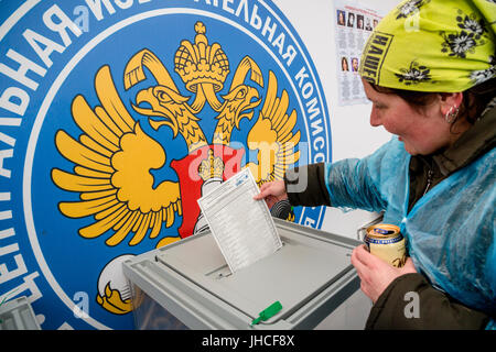 Una ragazza getta il completamento di un turno nel ricorso alle urne durante le elezioni del presidente della 'Nashestvie-2017' famoso festival della musica rock in Russia Foto Stock