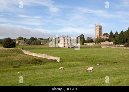 St James Church e Oriente Banqueting House di Campden House con pecore al pascolo, Chipping Campden, Cotswolds, Gloucestershire, England, Regno Unito Foto Stock