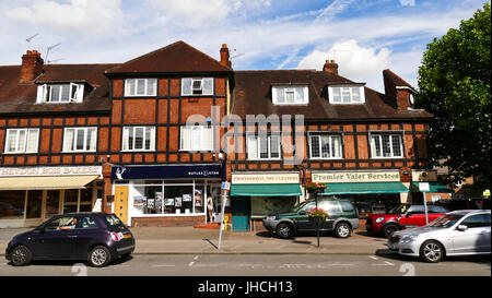 Sfilata di negozi nel villaggio di Theydon Bois, Essex Foto Stock