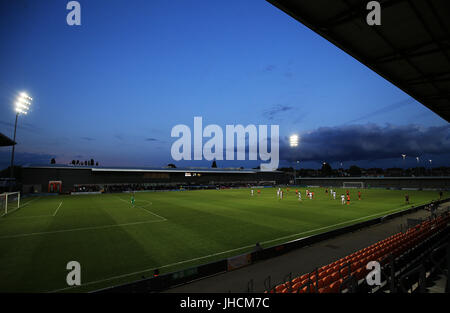 Una vista generale della partita azione durante la durante la pre-stagione amichevole all'alveare, Barnet Foto Stock