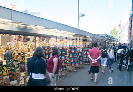 AMSTERDAM, PAESI BASSI - Giugno 03, 2017: mercato dei fiori di Amsterdam (Bloemenmarkt). Il mondo solo il mercato dei fiori galleggiante e uno dei principali attractio Foto Stock