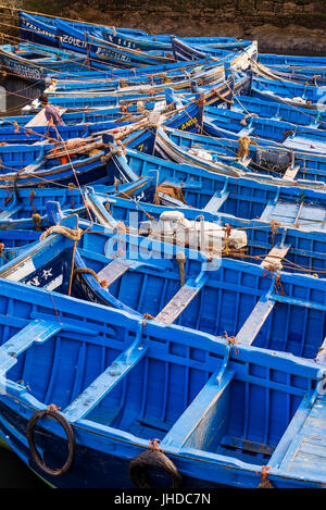 Essaouira, Marocco - Circa nel settembre 2015 - blu di barche di Essaouira Foto Stock