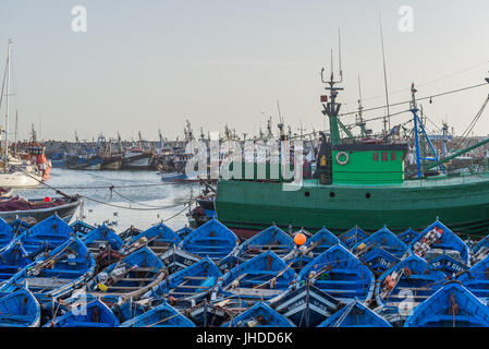 Essaouira, Marocco - Circa nel settembre 2015 - blu di barche di Essaouira Foto Stock