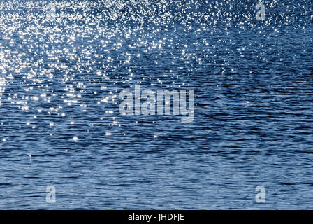 Texture acqua. Deep Blue, leggermente increspata acqua di mare telaio di riempimento con un luminoso e frizzante pezzata dalla luce del sole. Foto Stock