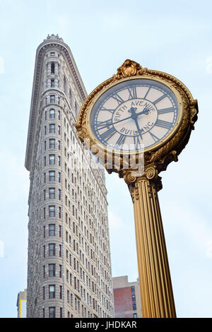 NEW YORK - 10 settembre: Flatiron e Fifth Avenue edificio orologio d'oro il 10 settembre 2016 a New York City. Completata nel 1902 è stato uno degli alti Foto Stock