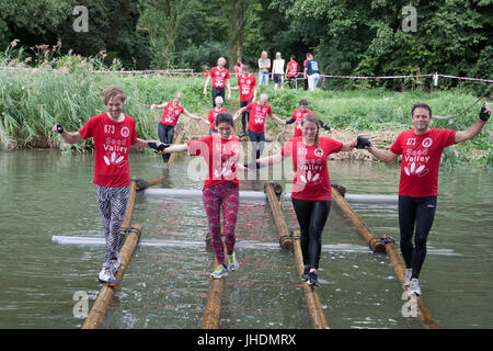 BOVENKARSPEL, PAESI BASSI - settembre 11,2016: un team atleti di superamento di un ostacolo di travi in acqua per una esecuzione di sopravvivenza per gli atleti su s Foto Stock