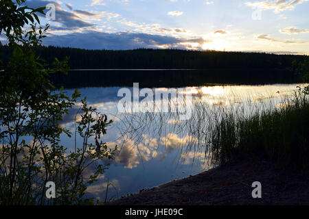 Tramonto sulla notte estiva in Finlandia centrale. Lago calmo con la riflessione. Posizione: lago Pettama, Jamsa, Finlandia Foto Stock