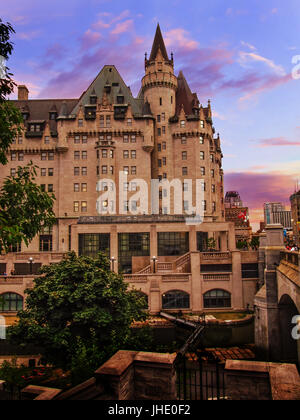 Fairmont Chateau Laurier vista serale nella città di Ottawa. Foto Stock