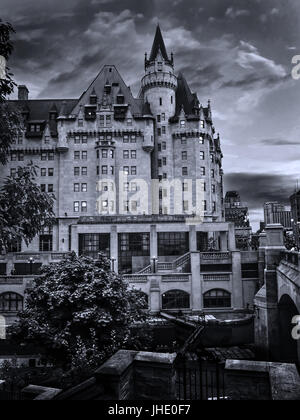 Fairmont Chateau Laurier vista serale nella città di Ottawa. Foto Stock