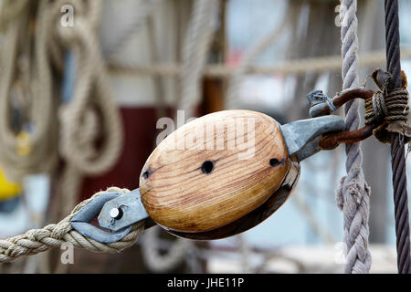 Il blocco di legno e affrontare la puleggia su una nave a vela Foto Stock