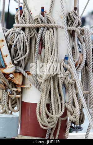 Vela funi legate fino al montante su una nave a vela Foto Stock