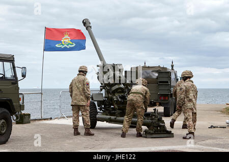 Gunners dal 105° reggimento di artiglieria royal scottish e ulster gunners dimostrare l118 cannone leggero bangor Irlanda del Nord Foto Stock