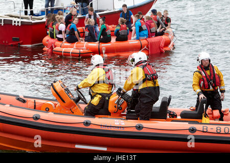 Bangor rnli scialuppa di salvataggio jessie hillyard sulla dimostrazione di sicurezza il salvataggio di bambini da zattera Irlanda del Nord Foto Stock