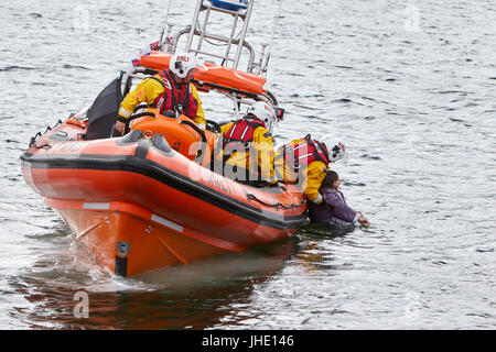 Bangor rnli scialuppa di salvataggio jessie hillyard sulla dimostrazione di sicurezza recuperando l uomo dal mare d'Irlanda del Nord Foto Stock