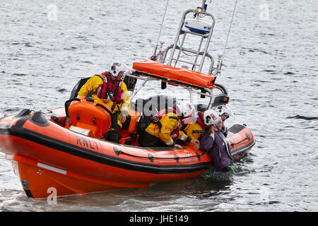 Bangor rnli scialuppa di salvataggio jessie hillyard sulla dimostrazione di sicurezza recuperando l uomo dal mare d'Irlanda del Nord Foto Stock