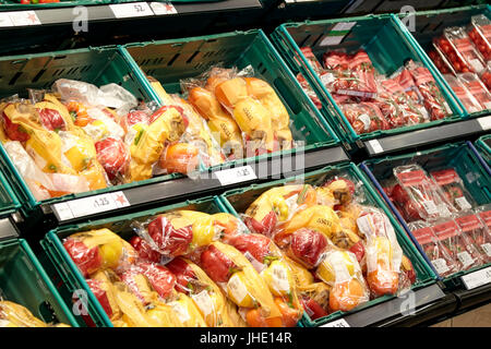 Ortaggi freschi corsia in un regno unito il supermercato Tesco Foto Stock