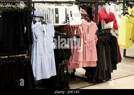 Economici uniformi scolastiche per la vendita nel Regno Unito il supermercato Tesco Foto Stock