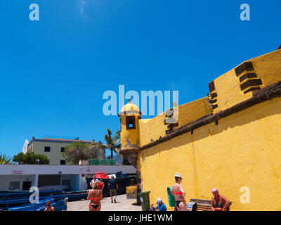 Il giallo antica fortezza di Sao Tiago con le sue piattaforme di balneazione nell'Oceano Atlantico Foto Stock