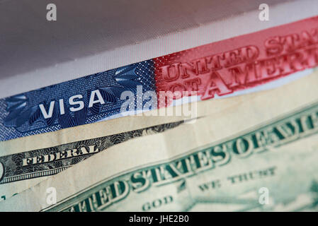 American Visa nel passaporto con valuta dollari close-up Foto Stock