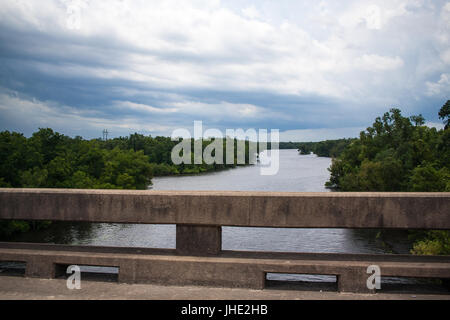 Vista dal bacino Atchafalaya Bridge, noto anche come Louisiana Airborne Memorial Bridge, il terzo ponte più lungo in noi. Foto Stock