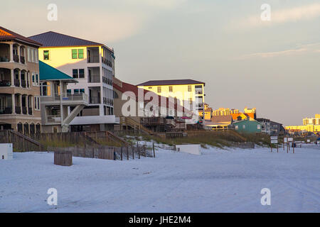 Una fila di case sulla spiaggia lungo la costa di Destin durante il crepuscolo. Foto Stock