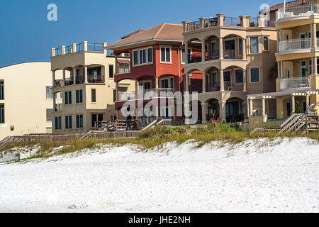 Una fila di case lungo la spiaggia di Destin, in Florida Foto Stock